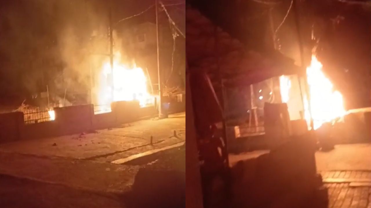Kanpur Dehat: रात में अचानक धू-धू कर जला ट्रांसफार्मर, कॉलोनी में मचा हड़कंप