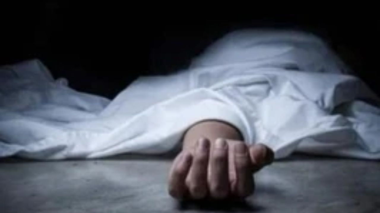 Kanpur News: हाईटेंशन खंभे पर लटका मिला युवक का शव, क्षेत्र में मची सनसनी
