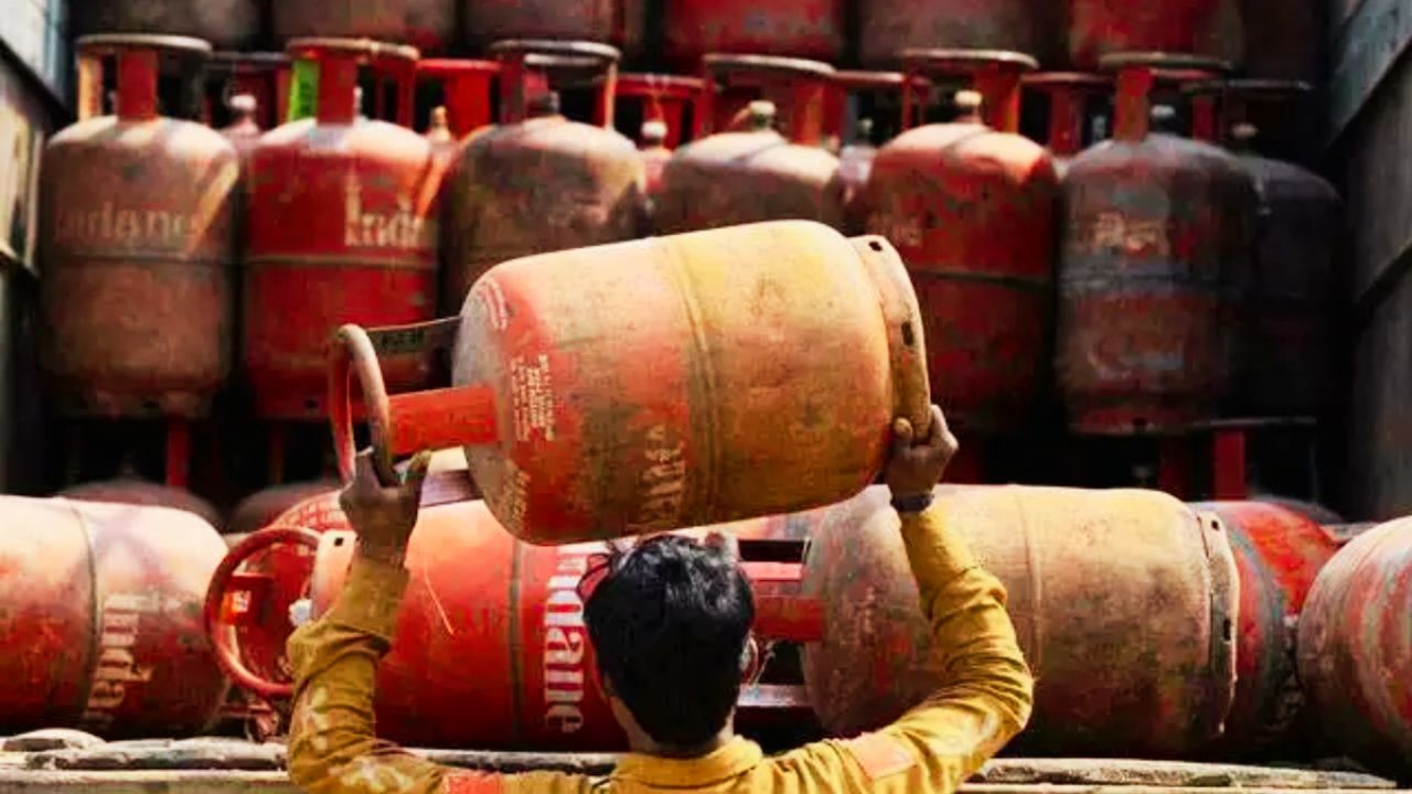 LPG Rate Today: जानिये देशभर में LPG गैस सिलेंडर के रेट, घरेलू और कमर्शियल कीमतों में बदलाव…!