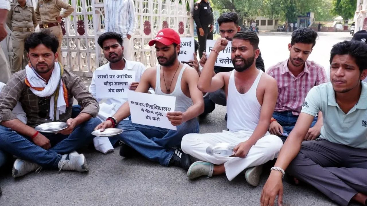 लखनऊ यूनिवर्सिटी में फीस विवाद गरमाया, 5 छात्र सस्पेंड; 8 पर मुकदमा दर्ज