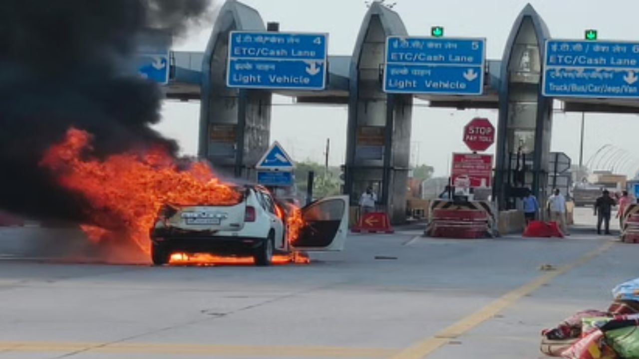 चलती कार अचानक बनी ‘आग का गोला’, एक्सप्रेसवे पर मचा हाहाकार; 4 लोगों ने ऐसे बचाई जान