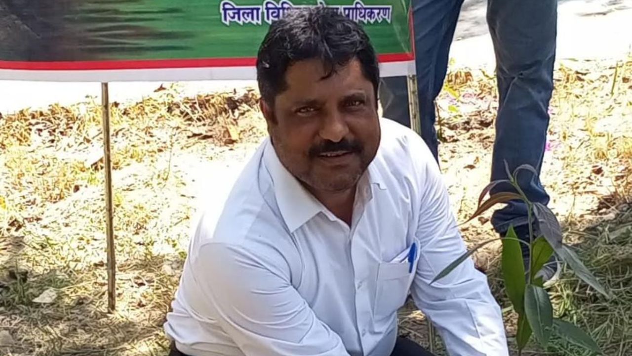 Maharajganj: ड्यूटी पर जाते वक्त मौत ने रोका रास्ता… सिविल कोर्ट कर्मचारी की मौत से न्यायालय परिसर में पसरा सन्नाटा
