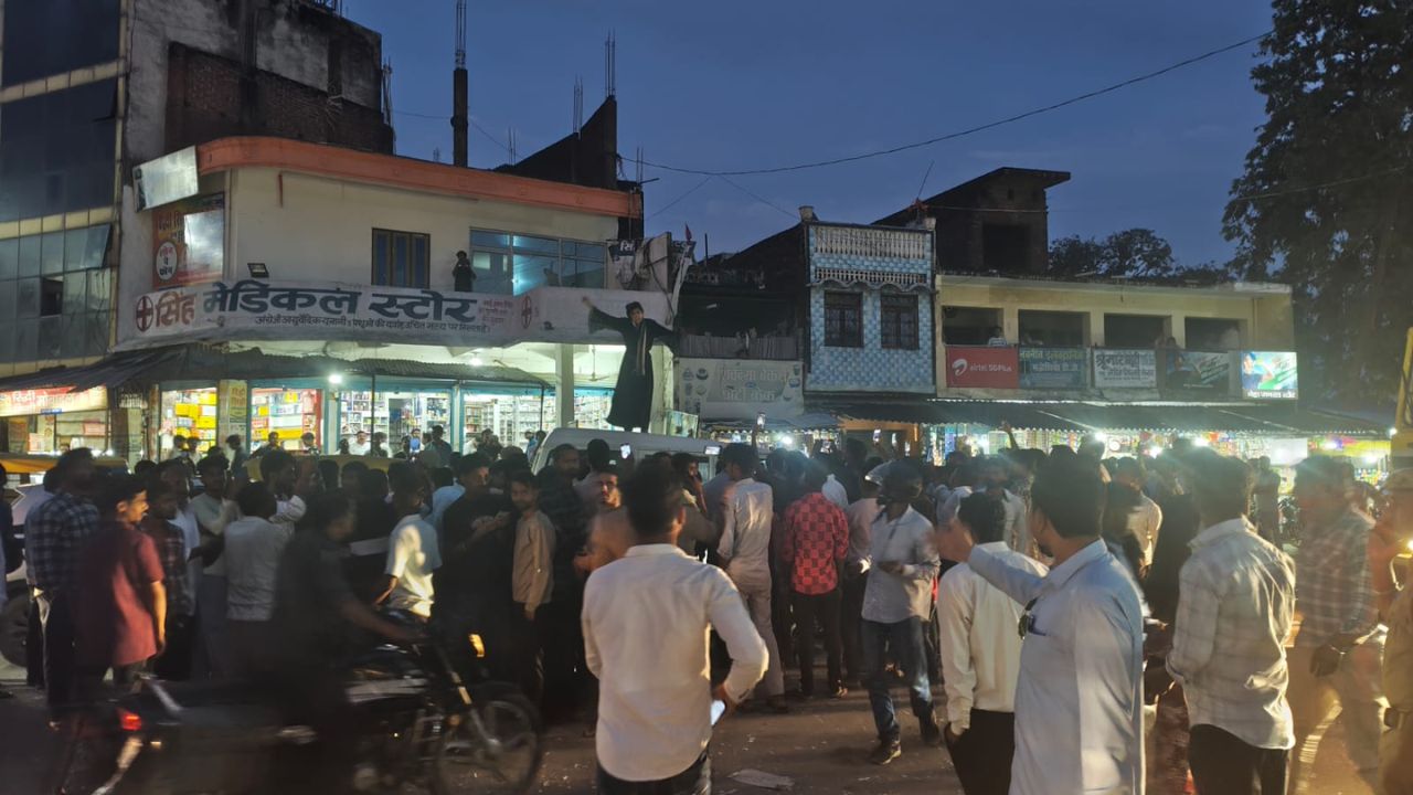 Maharajganj: कोल्हुई तिराहे पर महिला का हाईवोल्टेज ड्रामा, वाहनों की थमी रफ्तार