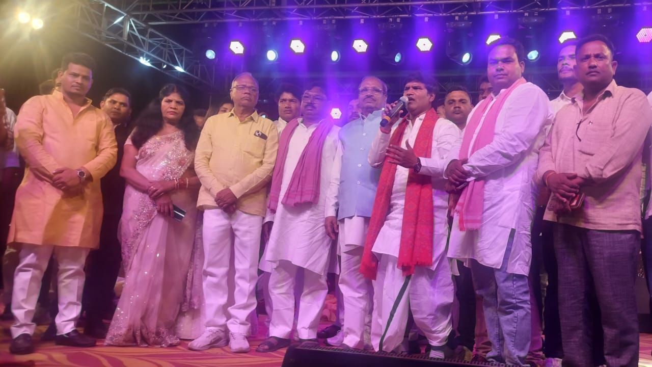 Maharajganj: वर-वधू को समाजवादी नेताओं ने दिया आशीर्वाद, भोजपुरी के दिग्गज कलाकारों ने जीता दिल