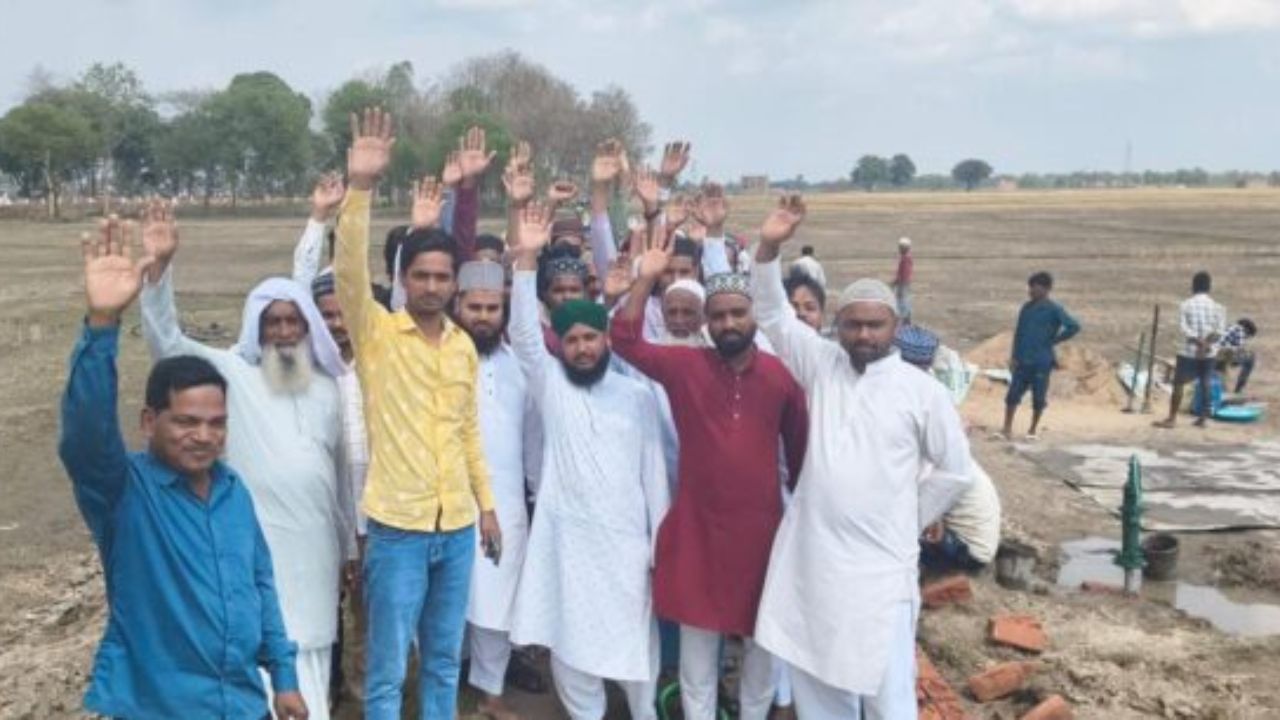 महराजगंज में 38 लाख की सड़क पर बवाल, घटिया निर्माण का आरोप लगाकर रुकवाया काम