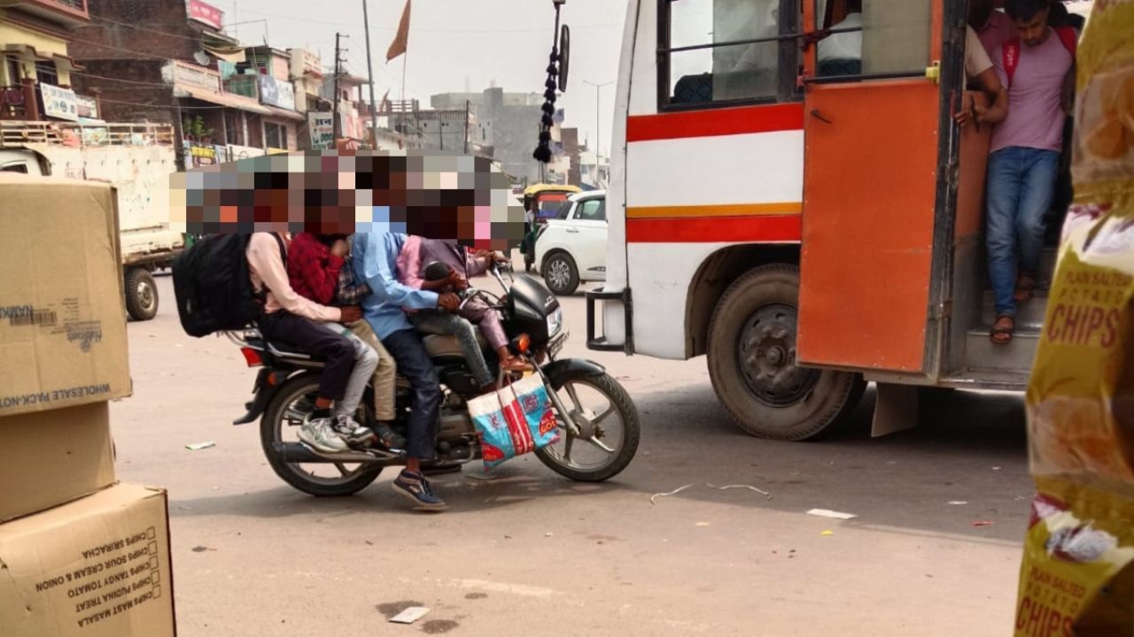 Maharajganj News: एक बाइक पर सवार पूरा परिवार, हादसे को दे रहे खुला न्यौता!