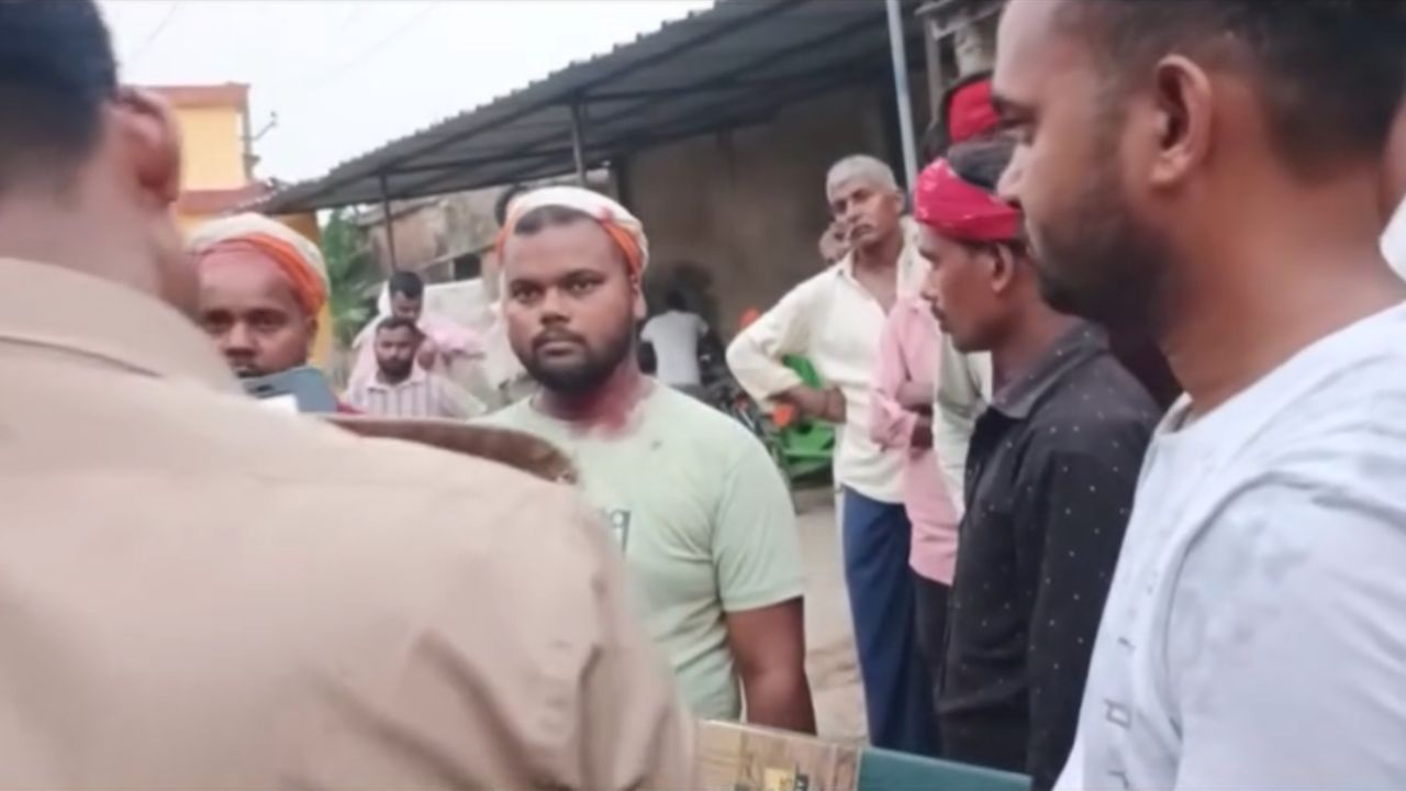 महराजगंज में दिनदहाड़े हमला: चौराहे पर दो पक्षों में जमकर चले लाठी-डंडे, जांच में जुटी पुलिस