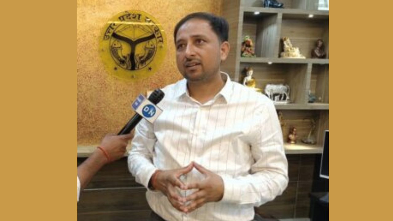 Maharajganj: CM डैशबोर्ड में फेल अफसरों पर डीएम का बड़ा एक्शन, 10 अधिकारियों को नोटिस