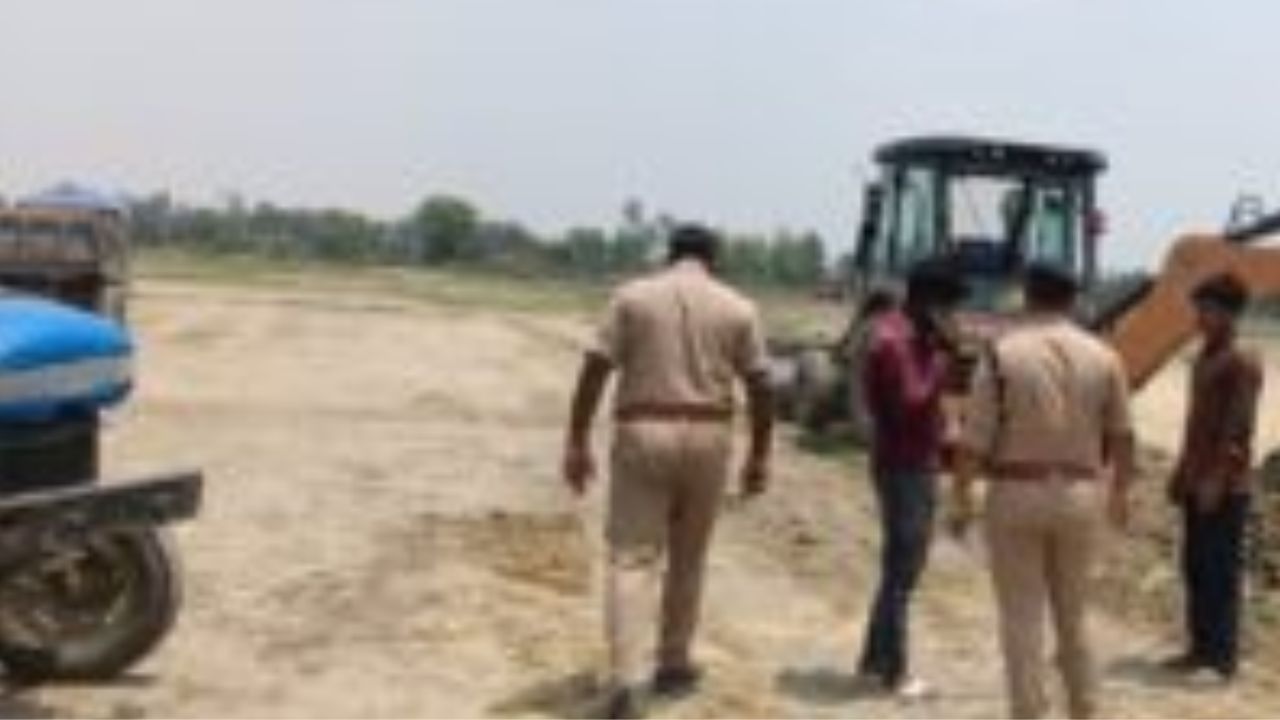 महराजगंज में अवैध खनन पर चला प्रशासन का एक्शन, सीओ सदर की छापेमारी में ट्रैक्टर-ट्रॉली सीज
