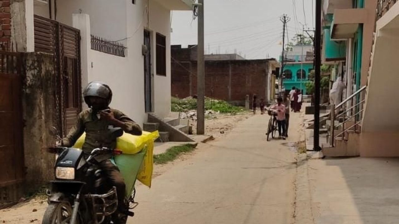 Maharajganj: पेट्रोल-डीजल के बाद अब खाद के लिए लाइन? कोल्हुई में किसान परेशान