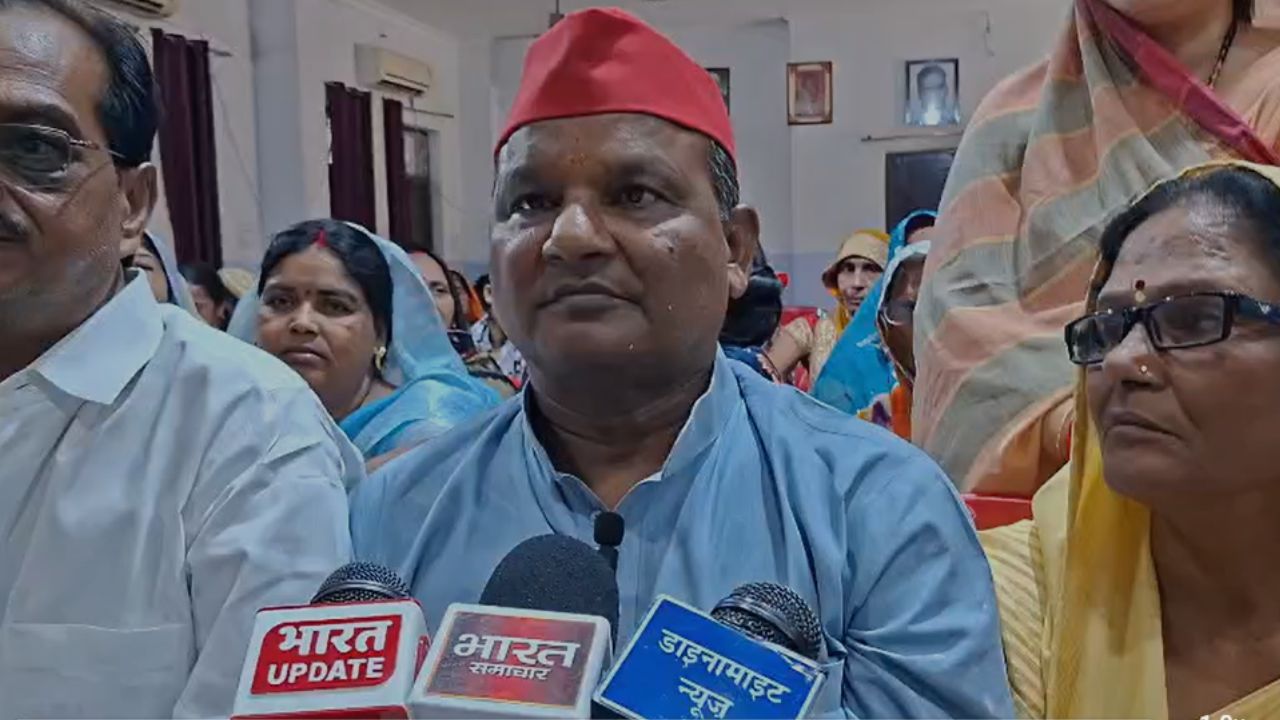 वहीं सपा जिला अध्यक्ष Alok Shakya ने भारतीय जनता पार्टी पर निशाना साधते हुए कहा कि भाजपा महिला विरोधी पार्टी है और महिलाओं के हितों की अनदेखी कर रही है। उन्होंने कहा कि समाजवादी पार्टी महिलाओं के सम्मान और अधिकारों की रक्षा के लिए संघर्ष करती रहेगी। (Img: Dynamite News) 
