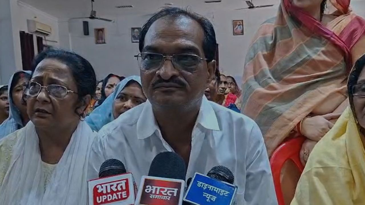 Mainpuri: समाजवादी पार्टी जिला कार्यालय पर रविवार को मातृ दिवस के अवसर पर एक विशेष कार्यक्रम का आयोजन किया गया। कार्यक्रम में जिलेभर से सैकड़ों की संख्या में महिलाओं ने हिस्सा लिया। इस दौरान समाजवादी पार्टी के कई वरिष्ठ पदाधिकारी, कार्यकर्ता और महिला सभा की सदस्य मौजूद रहीं। कार्यक्रम को लेकर जिला कार्यालय पर सुरक्षा व्यवस्था भी बढ़ाई गई थी। (Img: Dynamite News)