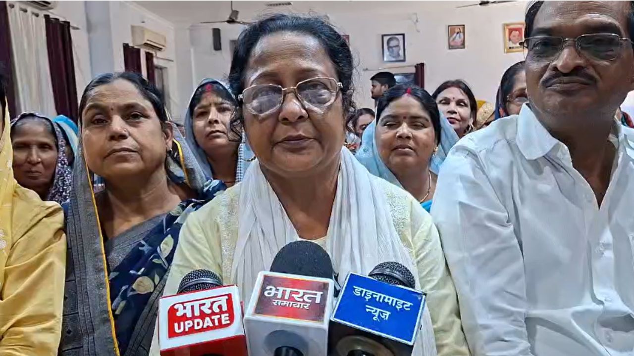 कार्यक्रम के दौरान किशनी से सपा विधायक Brijesh Katheriya ने कहा कि समाजवादी पार्टी हमेशा महिलाओं के सम्मान और अधिकारों की लड़ाई लड़ती रही है। उन्होंने कहा कि महिलाओं की सुरक्षा और सम्मान के लिए हर संभव प्रयास किए जाएंगे तथा उन्हें समाज में बराबरी का अधिकार दिलाने के लिए पार्टी लगातार कार्य कर रही है। (Img: Dynamite News)