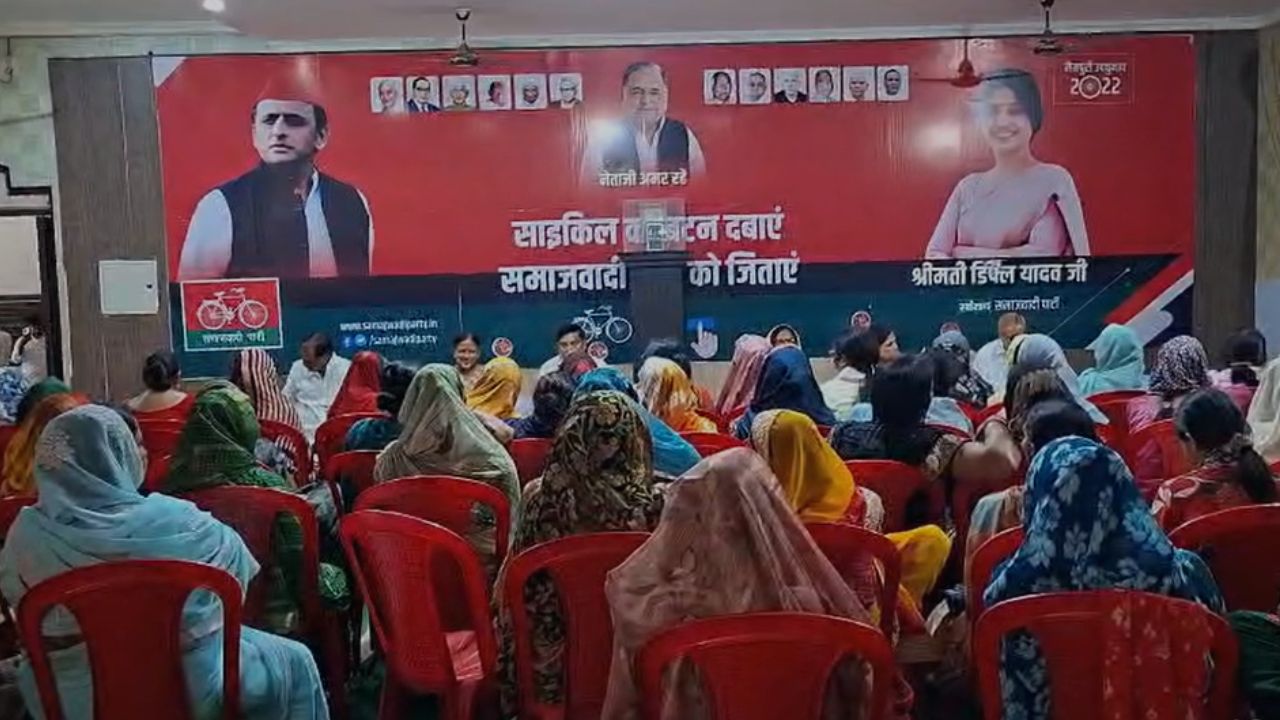 मातृ दिवस पर सपा कार्यकर्ताओं ने महिलाओं को किया सम्मानित (Img: Dynamite News)