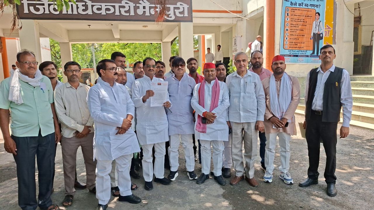 Mainpuri News: डॉ. लोहिया की प्रतिमा पर कीचड़ डालने से हंगामा! सपा नेताओं ने डीएम को ज्ञापन सौंप खोला मोर्चा
