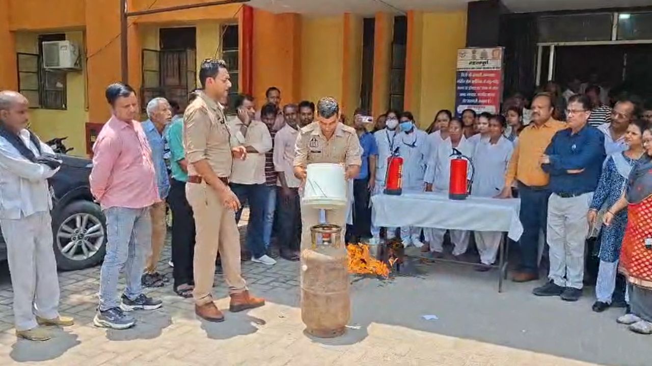 मैनपुरी में फायर ब्रिगेड की टीम ने ऐसे बुझाई भीषण आग