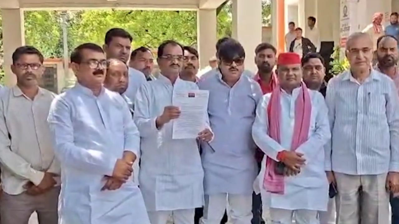 Video: प्रतिमा के अपमान पर सपा कार्यकर्ता गुस्से में, बोले दोषियों पर हो कड़ी कार्रवाई