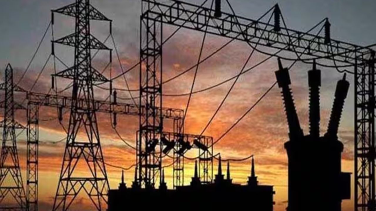 Mainpuri: बिजली नहीं तो आंदोलन और तेज होगा! सपा ने DM ऑफिस घेरा
