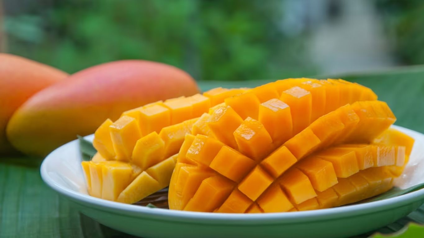 Mango Storage Tips: क्या आप भी फ्रिज में रखते हैं आम? जान लें स्टोर करने का यह सही तरीका, वरना बिगड़ जाएगा स्वाद