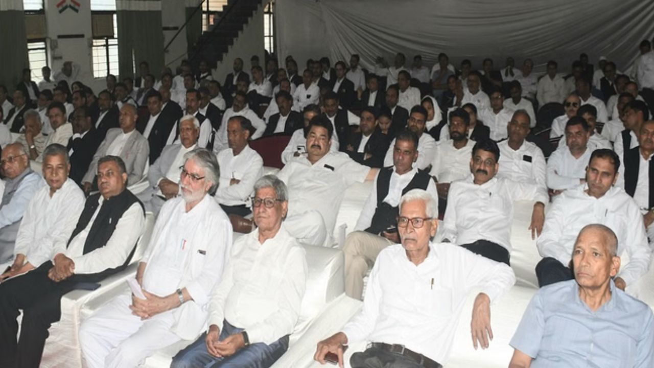मेरठ बैठक में वकीलों का बड़ा फैसला, चुनाव से पहले 22 जिलों में… बेंच नहीं तो वोट नहीं