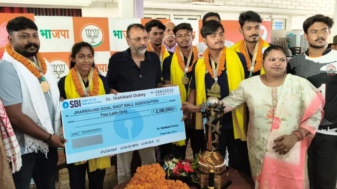 शिव धाम में खेल प्रतिभाओं का सम्मान, सांसद निशिकांत दुबे ने खिलाड़ियों पर बरसाया प्यार और पैसा