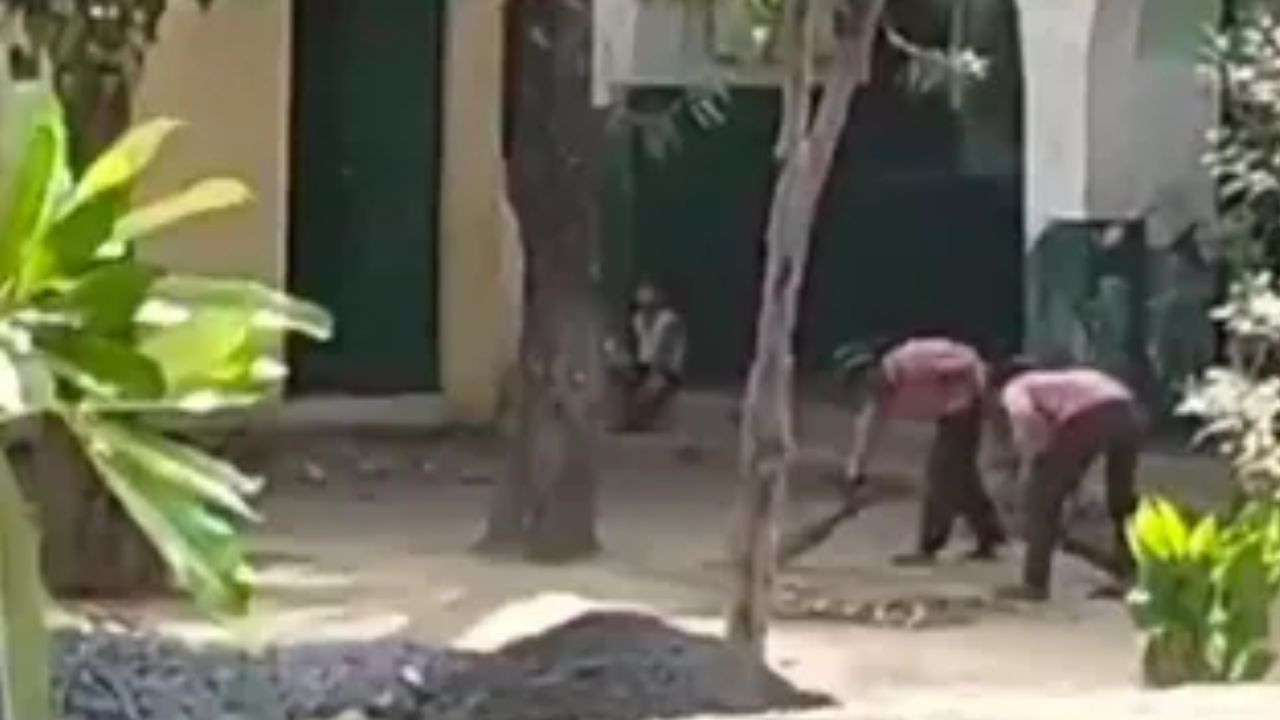कॉपी खोल कर देखा तो पन्ने मिले खाली… मां ने पूछा कारण तो बेटा बोला- मैड़म ने हमसे झाडू लगवाई