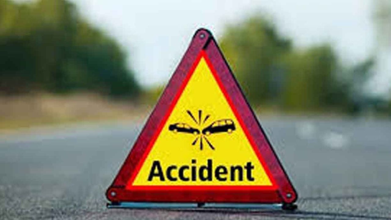 Prayagraj Accident: सड़क हादसे ने छीनी दो जिंदगियां, मासूम बेटी संग पिता की मौत से गांव में मातम