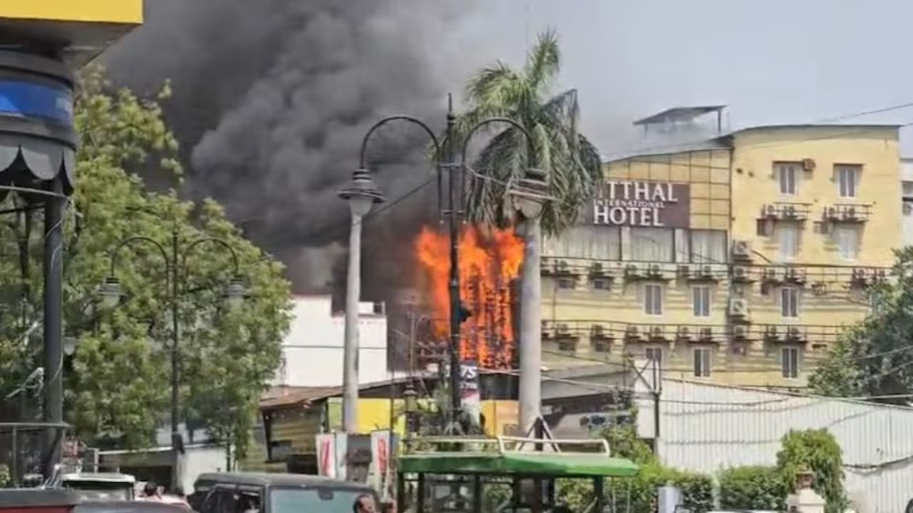 Prayagraj Fire: आलीशान होटल में उठी आग की ऐसी लपटें कि आसमान तक कांप उठा, अंदर फंसे लोगों की सांसें अटकी!