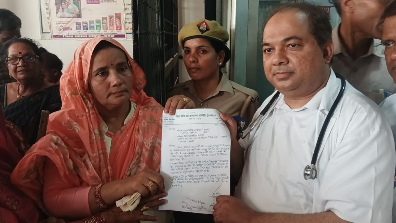 अमेठी जिला अस्पताल में हंगामा, डॉक्टर न होने पर भड़कीं महिलाएं; “CMO-CMS मुर्दाबाद” के लगे नारे