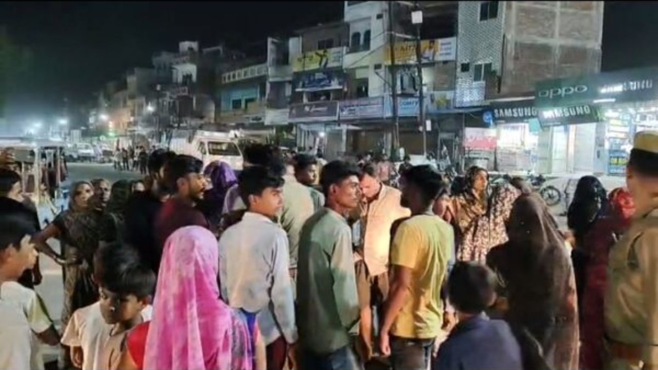 रायबरेली में ग्रामीणों का गुस्सा सातवें आसमान पर, सड़कों पर उतरे