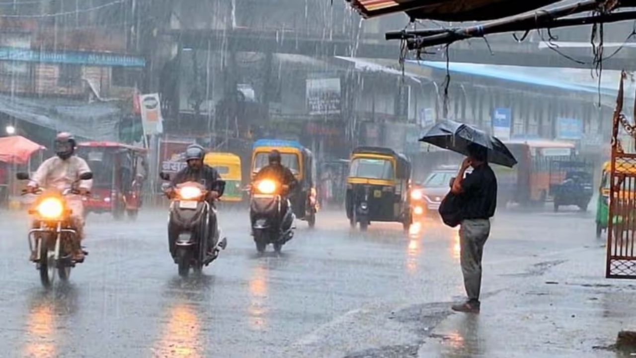 भारत में मौसम का यू-टर्न: दिल्ली, UP-बिहार समेत 15 राज्यों में भारी बारिश का अलर्ट, 70km की रफ्तार से चलेंगी हवाएं