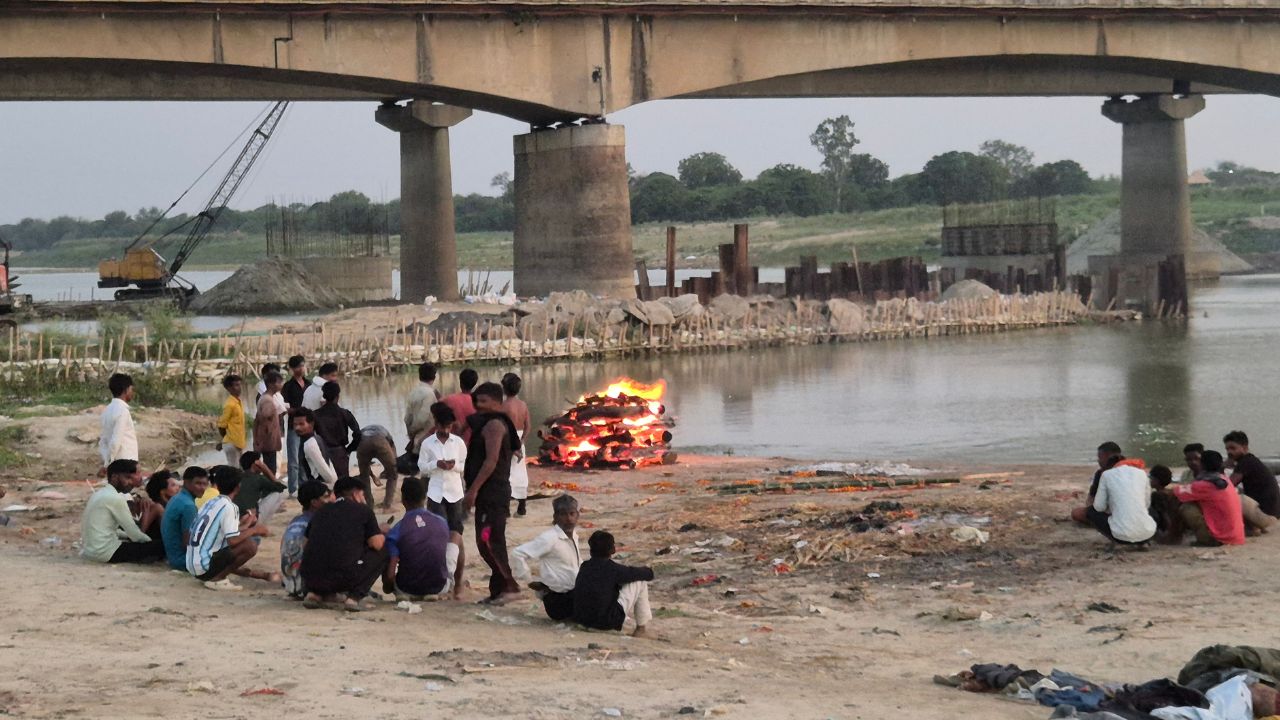 गोरखपुर के राजघाट पर मौत के बाद भी लापरवाही, न बैरिकेडिंग न चेतावनी बोर्ड