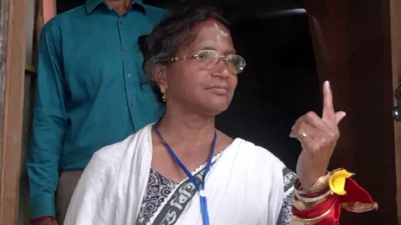 West Bengal Election Result: आरजी कर रेप पीड़िता की मां को मिल रहा जनता का साथ, जानिये रत्ना देबनाथ की चुनावी स्थिति?