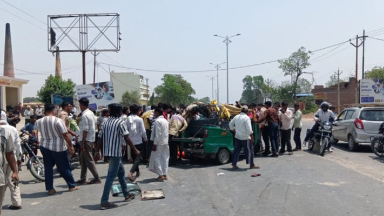 शाहजहांपुर में तेज रफ्तार का कहर: डंपर ने ऑटो को रौंदा, 3 की मौत और 4 घायल