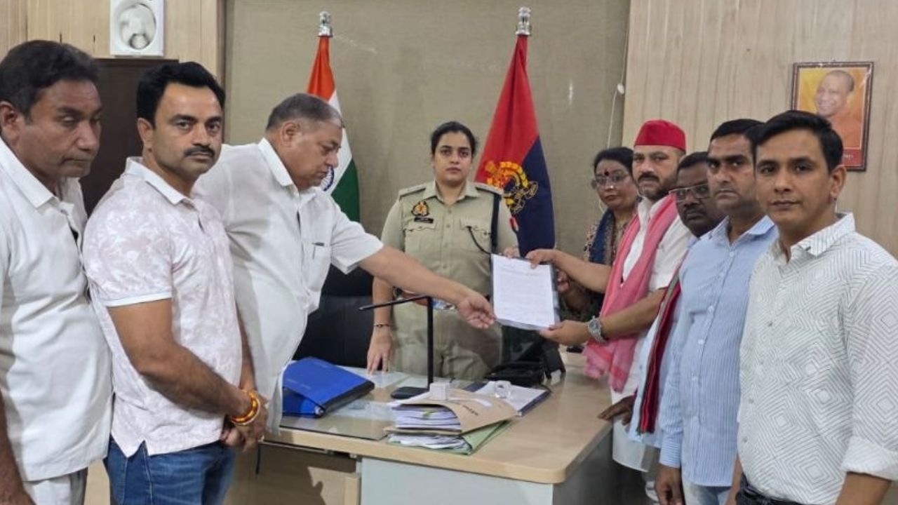 बदायूं में अखिलेश यादव के खिलाफ पोस्टरों से सियासी बवाल, सपा ने खोला मोर्चा