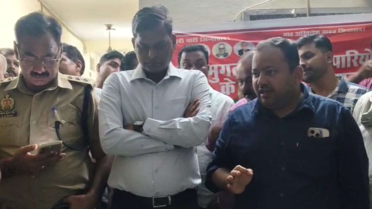 चंदौली में सपा कार्यालय टूटने पर सियासत गरमाई, पूर्व सांसद के नेतृत्व में बड़ा धरना