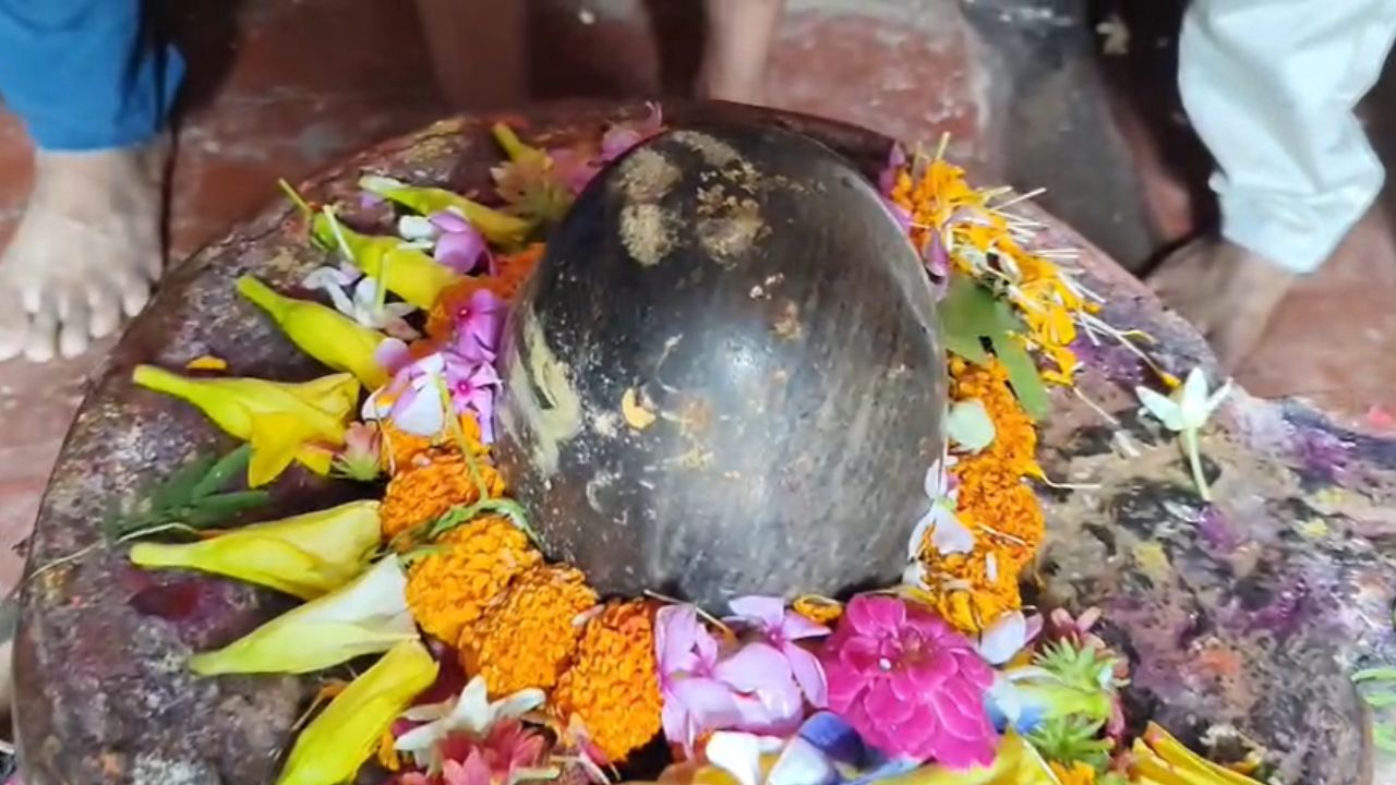हमीरपुर में छेनी-हथौड़े से शिवलिंग तोड़ने की कोशिश, 50 साल पुराने मंदिर में अराजकता