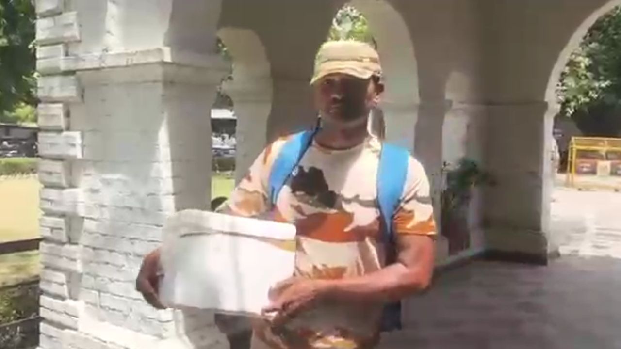 कानपुर में दिल दहला देने वाला मामला : मां का कटा हाथ लेकर पहुंचा ITBP जवान, कमिश्नर ऑफिस में मचा हड़कंप