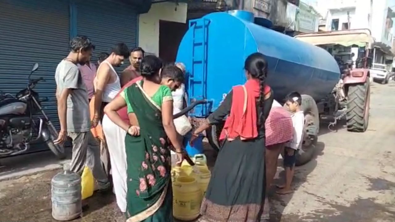 Sonbhadra: ‘हर घर जल’ योजना पर सवाल, सड़क खोदकर छोड़ी, बूंद-बूंद को तरसे लोग