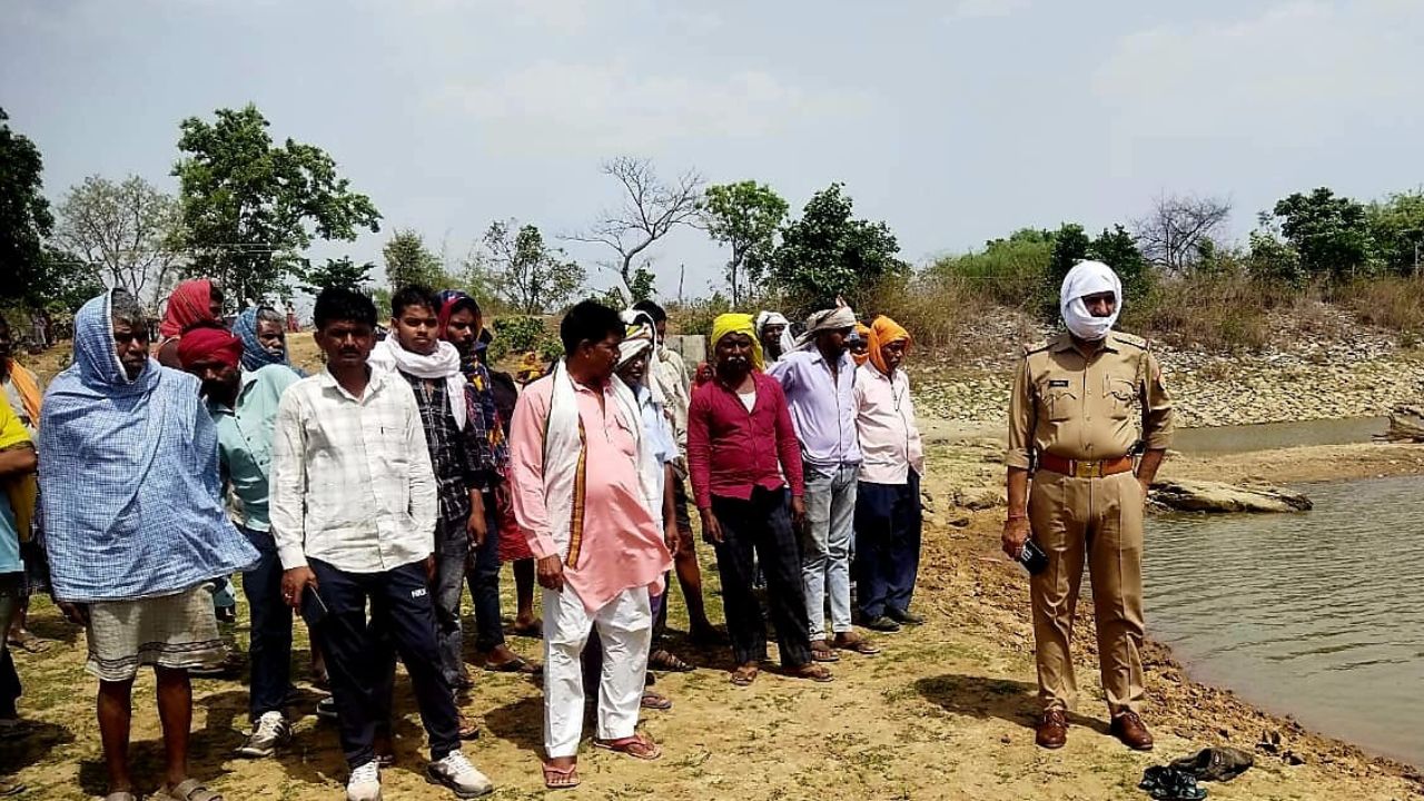 Sonbhadra: खेलते-खेलते तालाब में समाया मासूम,चाचा पानी में कूदे…लेकिन नहीं बची जान