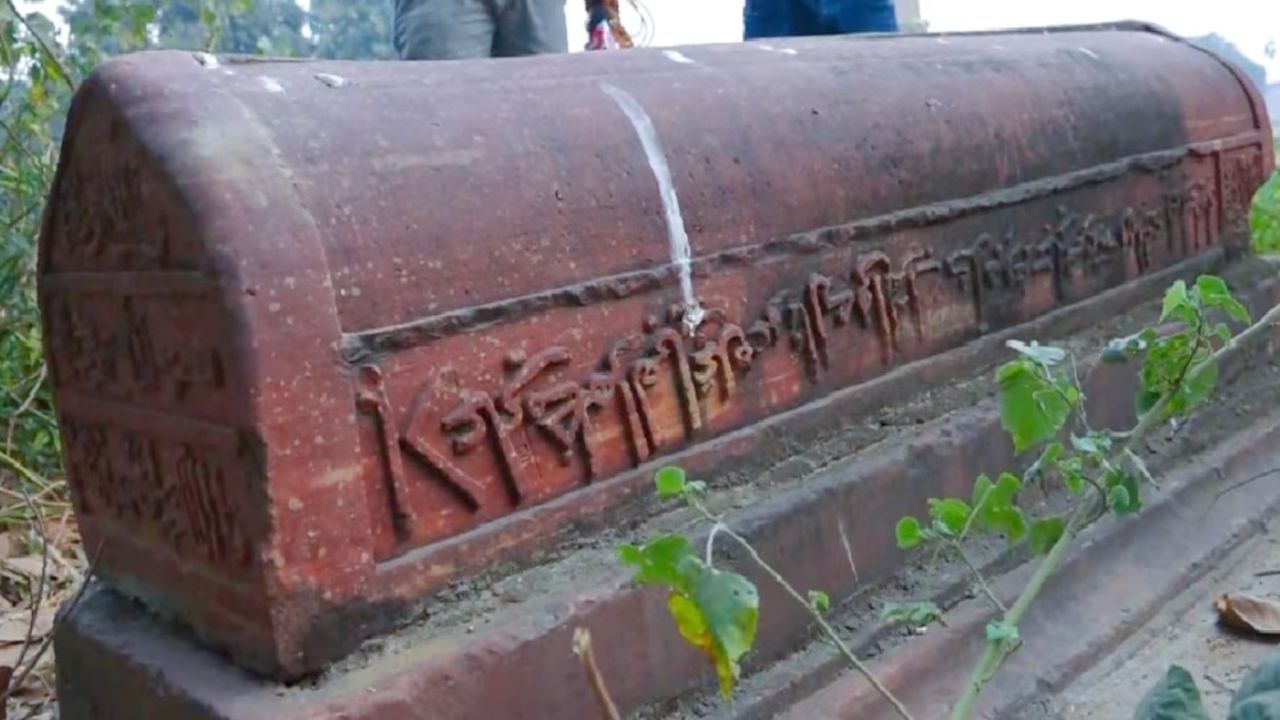 UP की वो रहस्यमयी कब्र, जहां आज तक कोई नहीं पढ़ पाया लिखी इबारत का राज!
