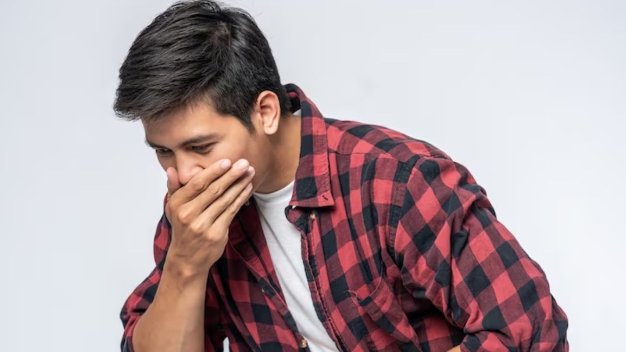 चिकित्सकों के अनुसार, जब पेट में भोजन पचाने वाला हाइड्रोक्लोरिक एसिड जरूरत से ज्यादा बनने लगता है या खाना ठीक से नहीं पच पाता, तो यह एसिड ऊपर की ओर भोजन नली (Food Pipe) में आ जाता है। आधुनिक चिकित्सा में इसे एसिड रिफ्लक्स या गर्ड (GERD) कहा जाता है, जबकि आयुर्वेद में इसे शरीर में बढ़े हुए 'पित्त दोष' का असर माना जाता है। इसके कारण सीने में जलन और गैस जैसी समस्याएं होने लगती हैं। (Img- Internet)