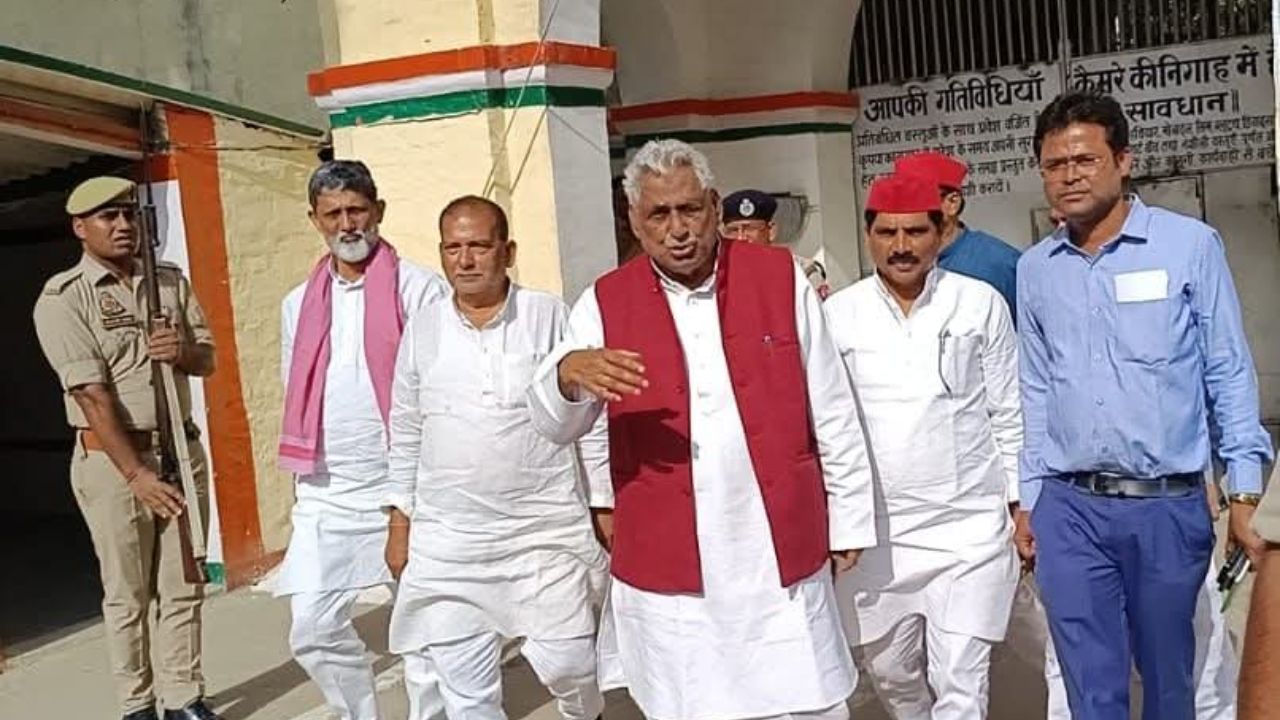 गोरखपुर जेल में सपा कार्यकर्ता से मिले माता प्रसाद पांडे, बीजेपी सरकार पर कसा ये तंज