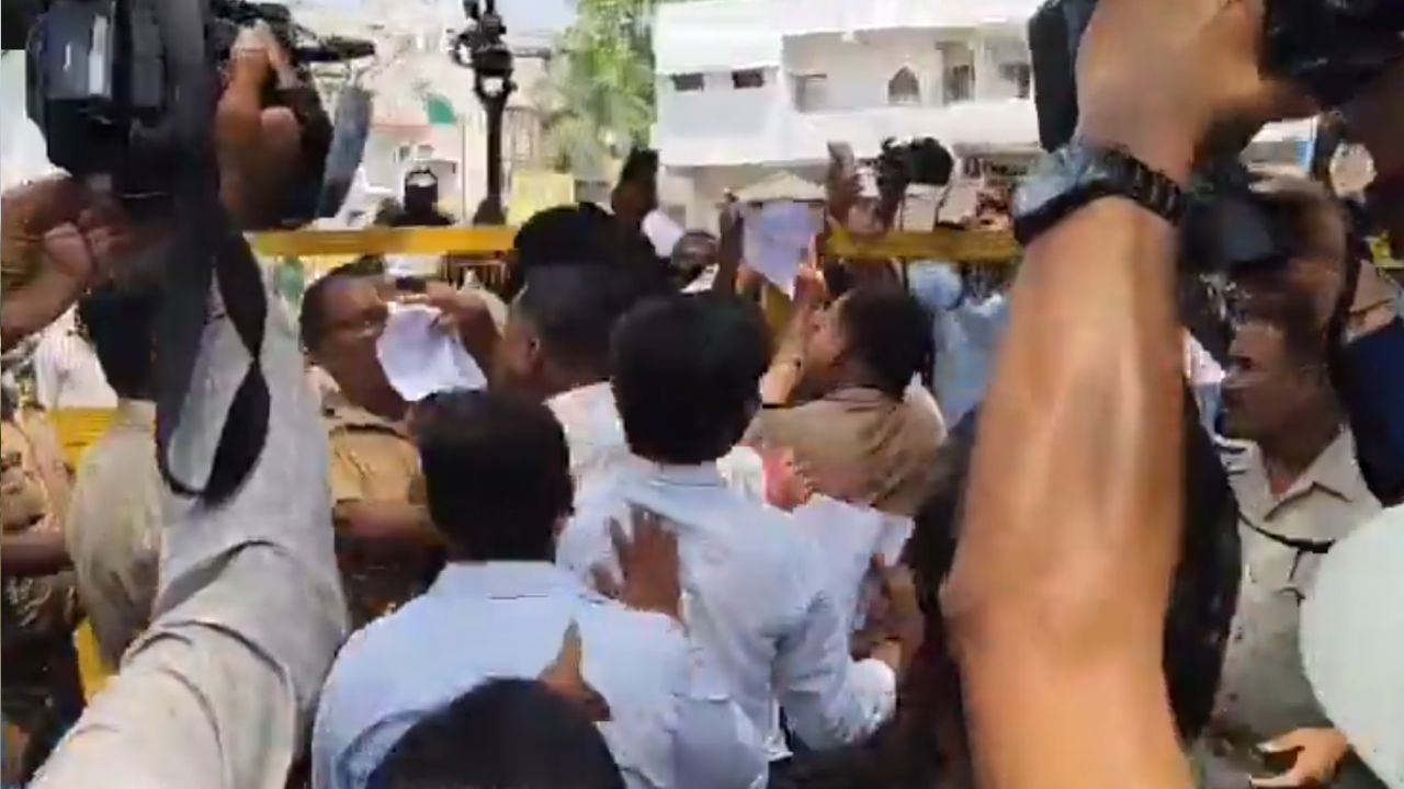 लखनऊ यूनिवर्सिटी के बाहर NEET Exam को लेकर बवाल, छात्रों ने ‘धर्मेंद्र प्रधान इस्तीफा दो’ और ‘भाजपा सरकार मुर्दाबाद’ के नारे