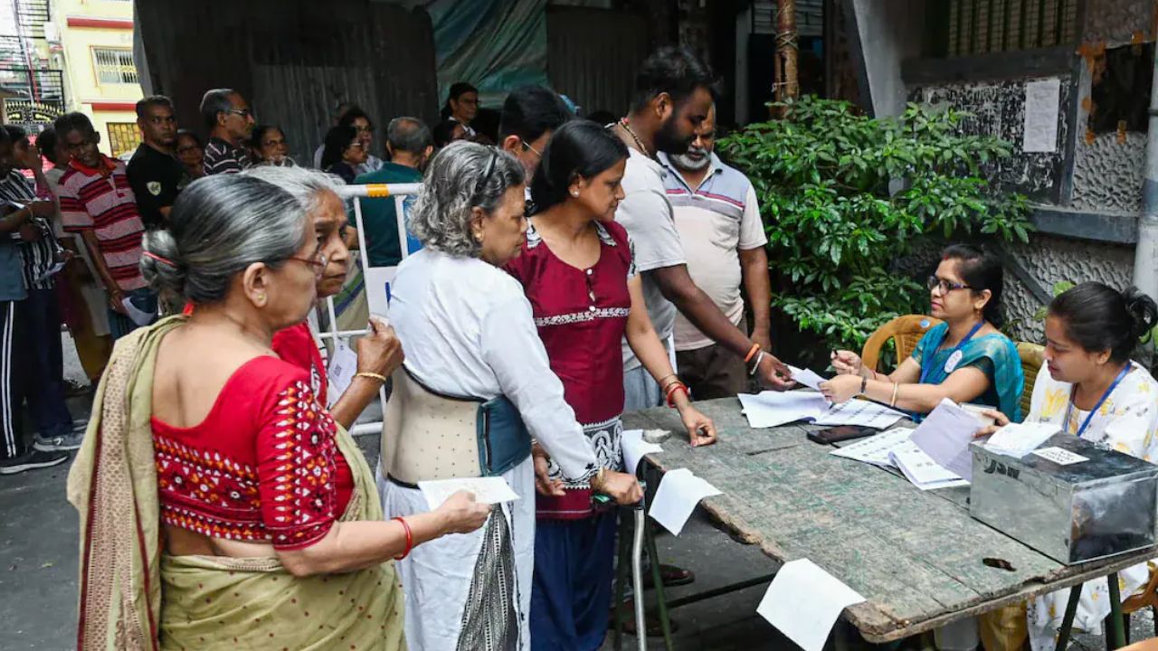 West Bengal Elections 2026: 15 बूथों पर दोबारा वोटिंग के बीच बवाल, TMC और BJP समर्थकों में झड़प