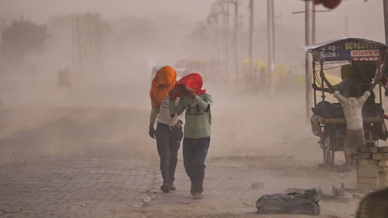 Weather Update: भीषण गर्मी से राहत, 17 राज्यों में आंधी-बारिश का अलर्ट, 80 किमी प्रति घंटे की रफ्तार से चलेंगी हवाएं