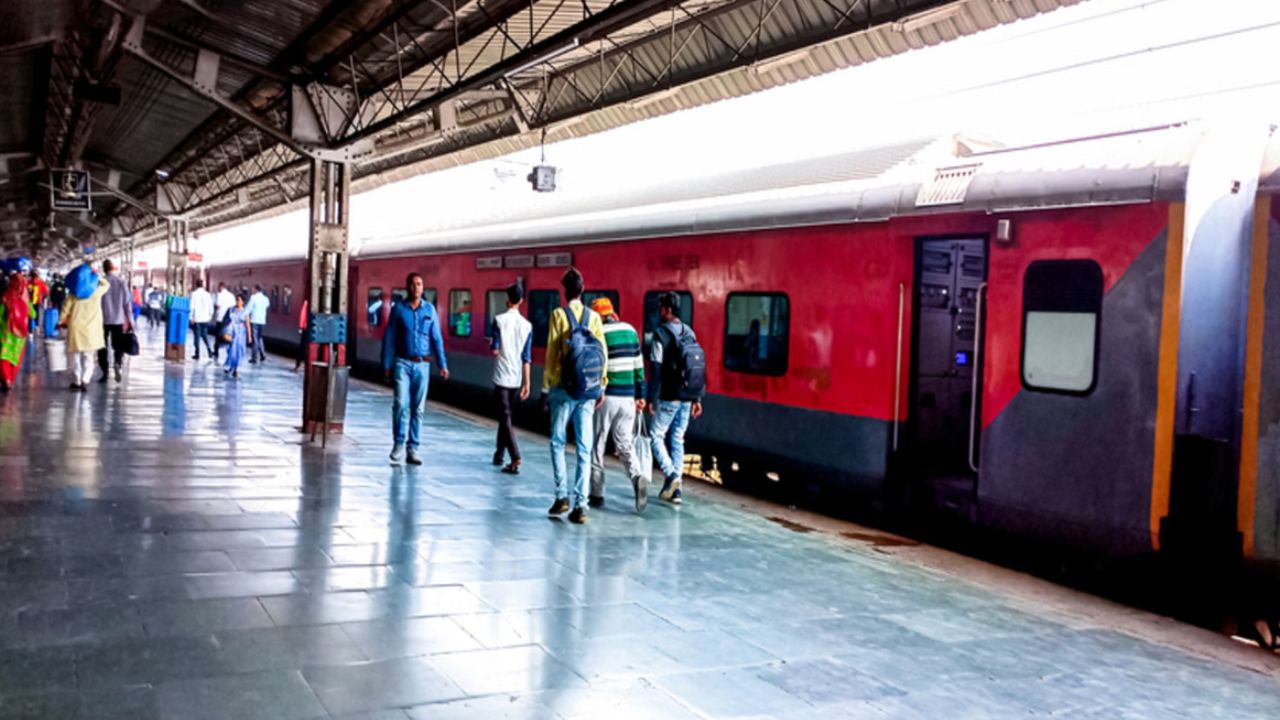 यात्रियों के लिए अलर्ट! नई दिल्ली रेलवे स्टेशन पर बड़ा बदलाव, 30 ट्रेनों का रूट बदला, सफर से पहले देखें खबर