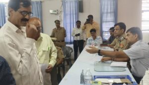 Gorakhpur: खजनी तहसील समाधान दिवस में मची अफरा-तफरी, कमिश्नर-डीआईजी के सामने उमड़े फरियादी
