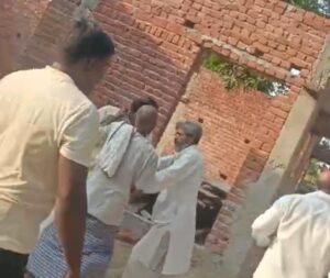 Maharajganj: जांच टीम के सामने शिकायतकर्ता की पिटाई, जानें ऐसा क्या हुआ कि प्रशासनिक व्यवस्था पर खड़े हो गए सवाल