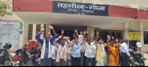 Gorakhpur: गोला तहसील दिवस में हंगामा! पत्थर नसब में देरी पर महिलाओं का फूटा गुस्सा